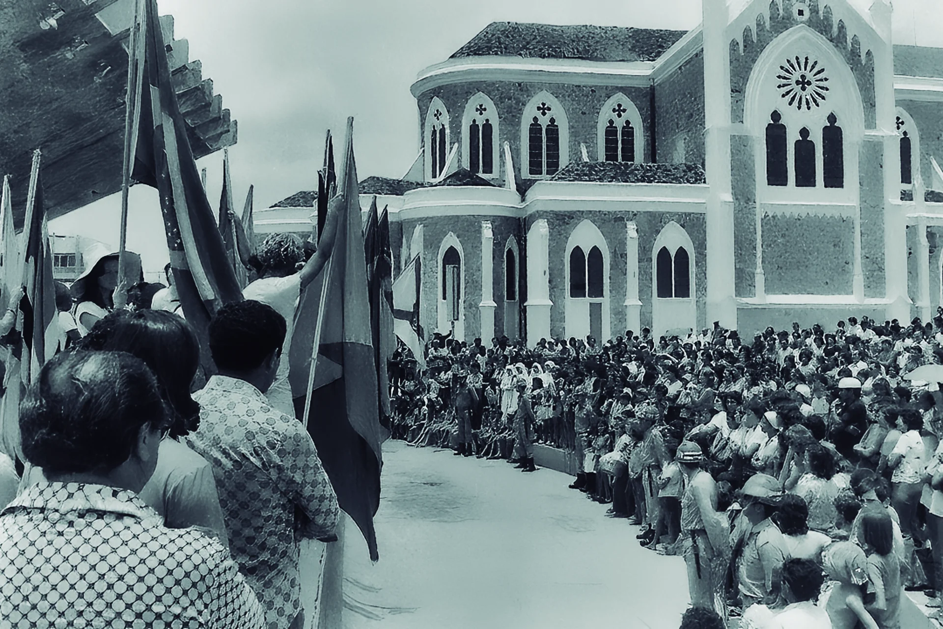 MULTIDÃO FRENTE AO PALCO